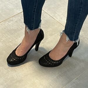 Women’s Black GUESS cut-out pumps